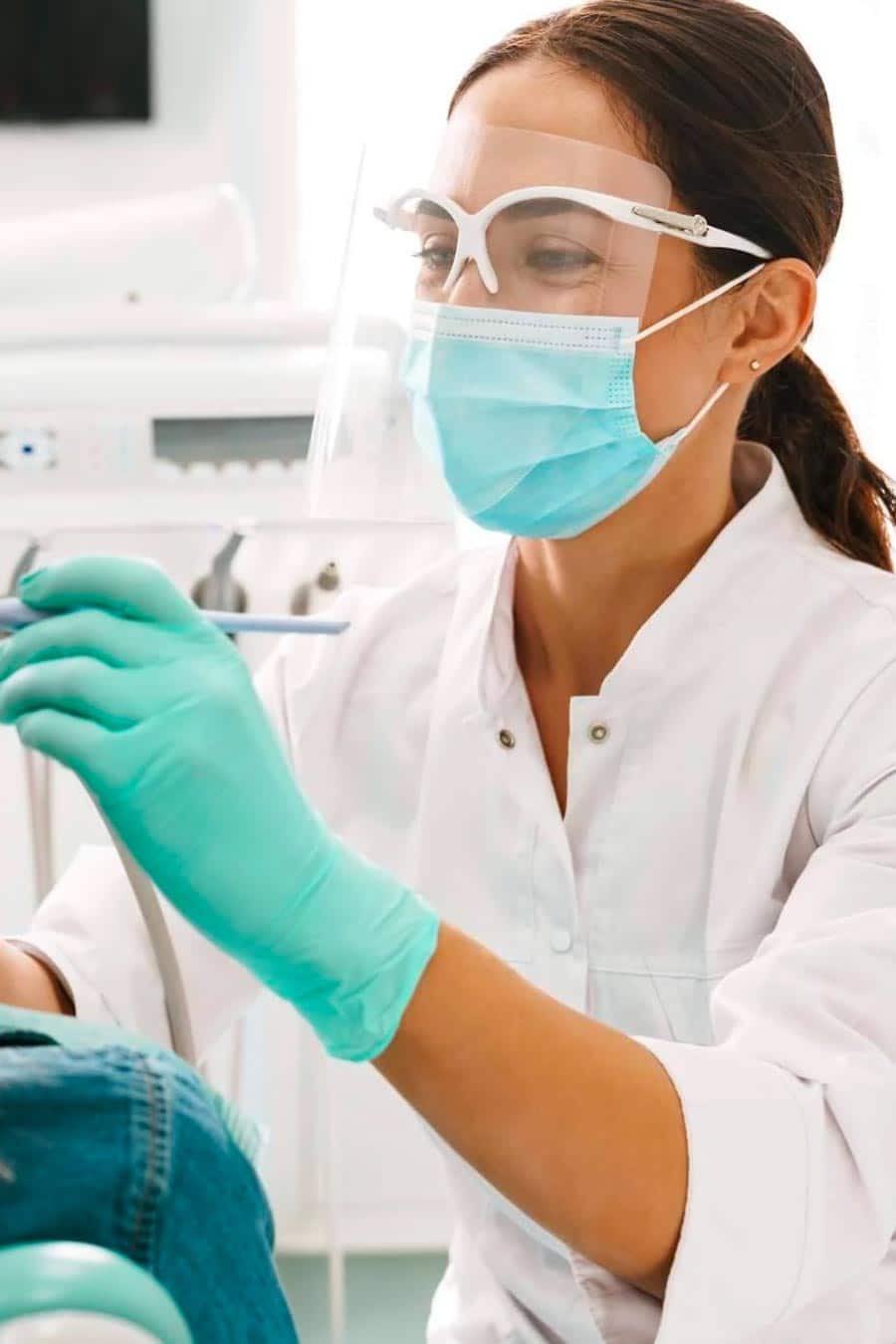 dentista-atendiendo-a-paciente dentista atendiendo a paciente