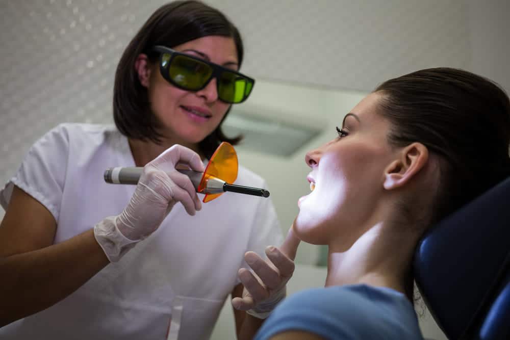 dentista examina dientes pacientes luz curado dental dentista examina dientes pacientes luz curado dental