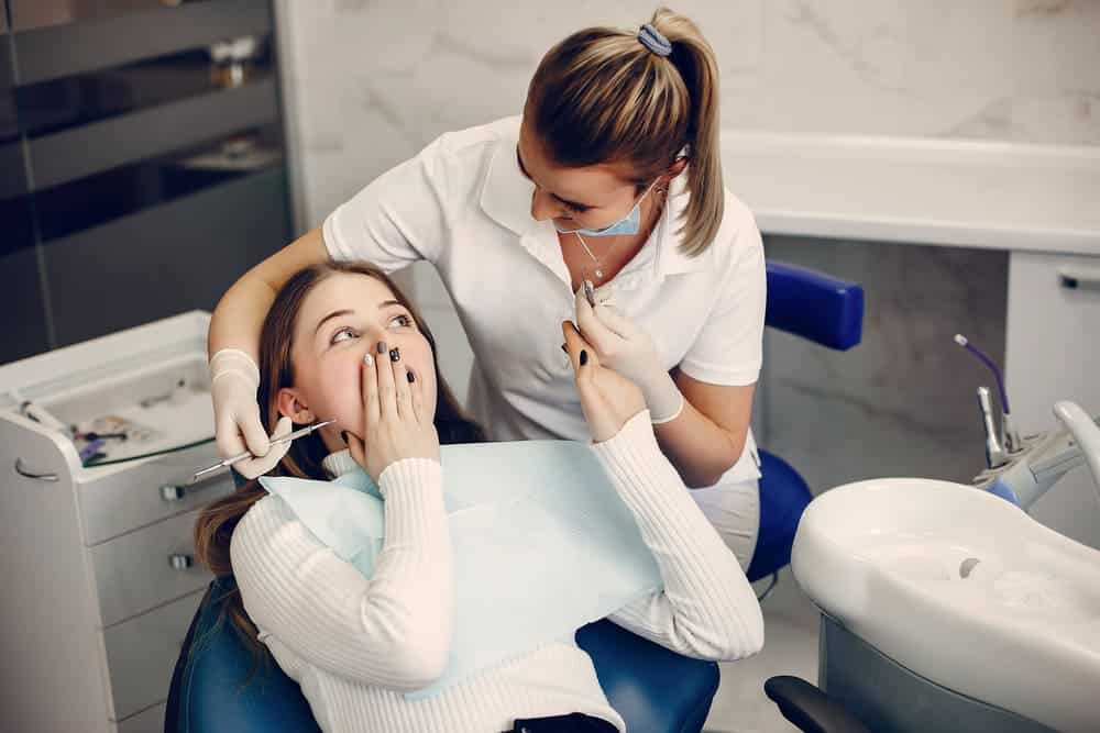 paciente sentada oficina dentista