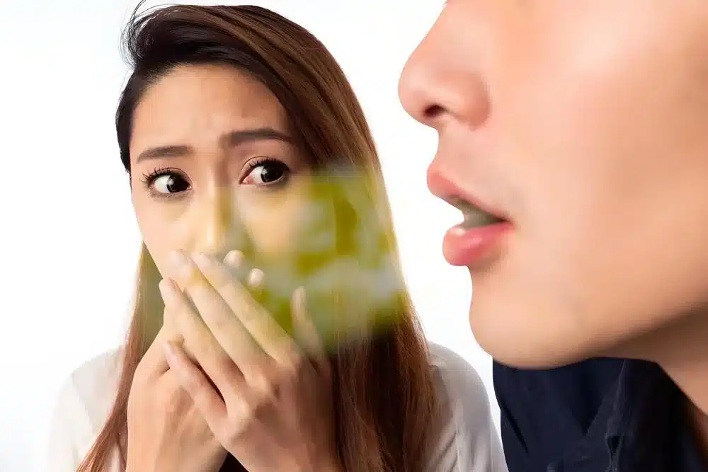 mujer sorprendida por halitosis persona